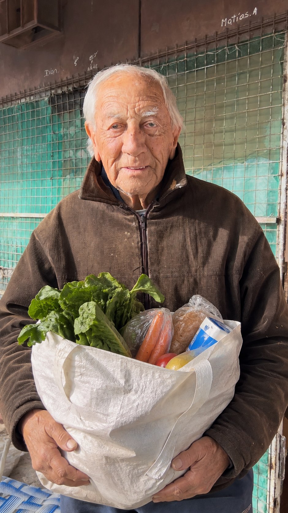 Adulto mayor con su bolsa de alimentos del programa Fortalecimiento Alimentario